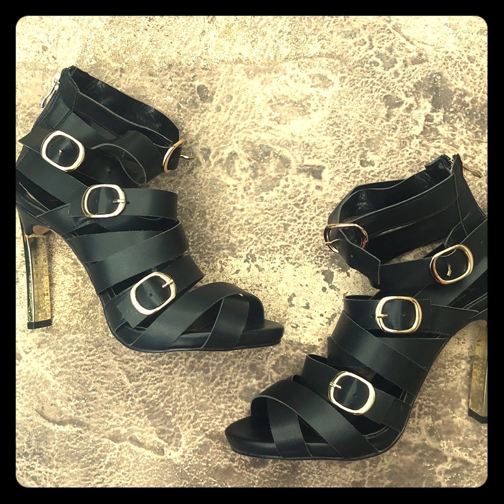 High heeled strap shoes